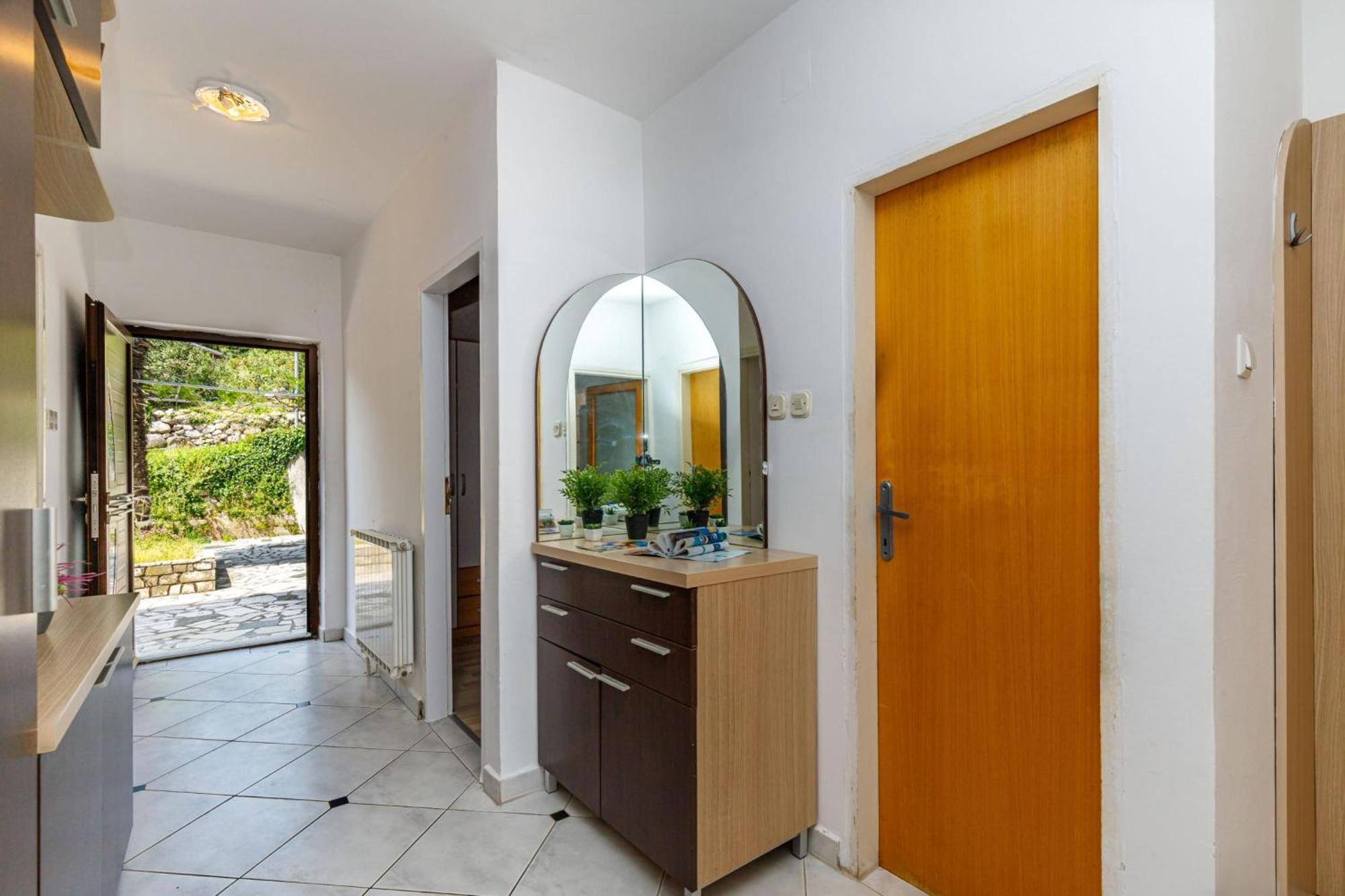 Seaview Apartment Tina Krk Island - Happy Rentals Krk Town Eksteriør billede